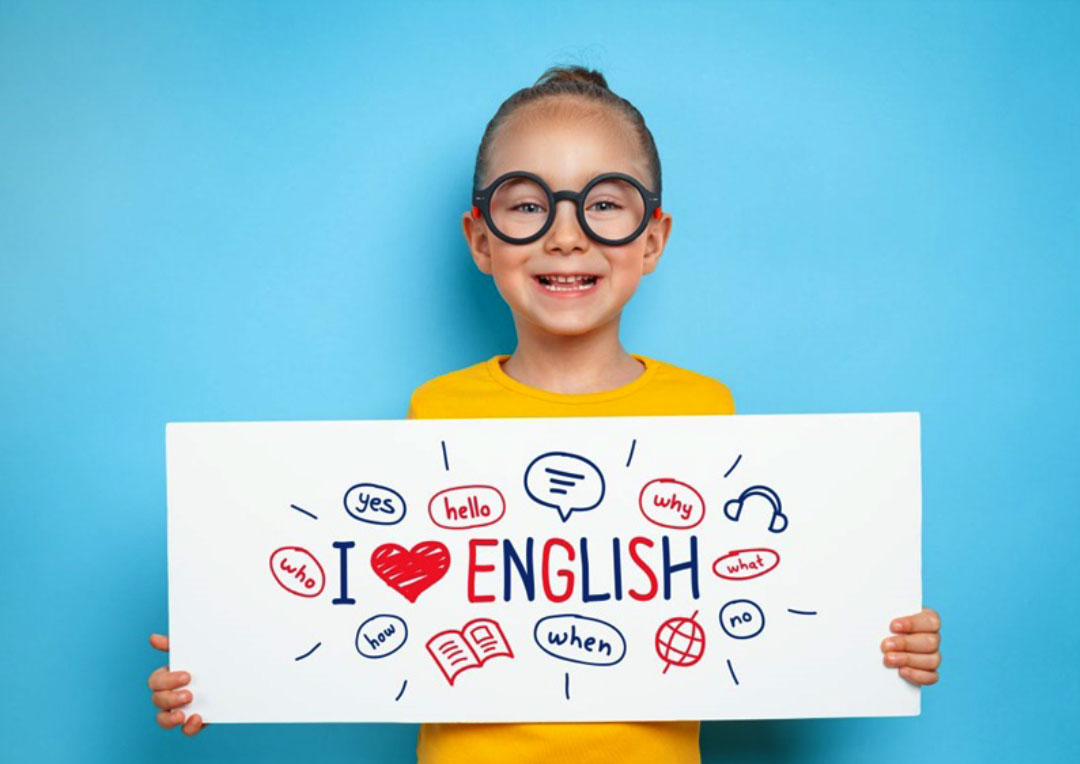 criança feliz segurando placa com palavras em inglês