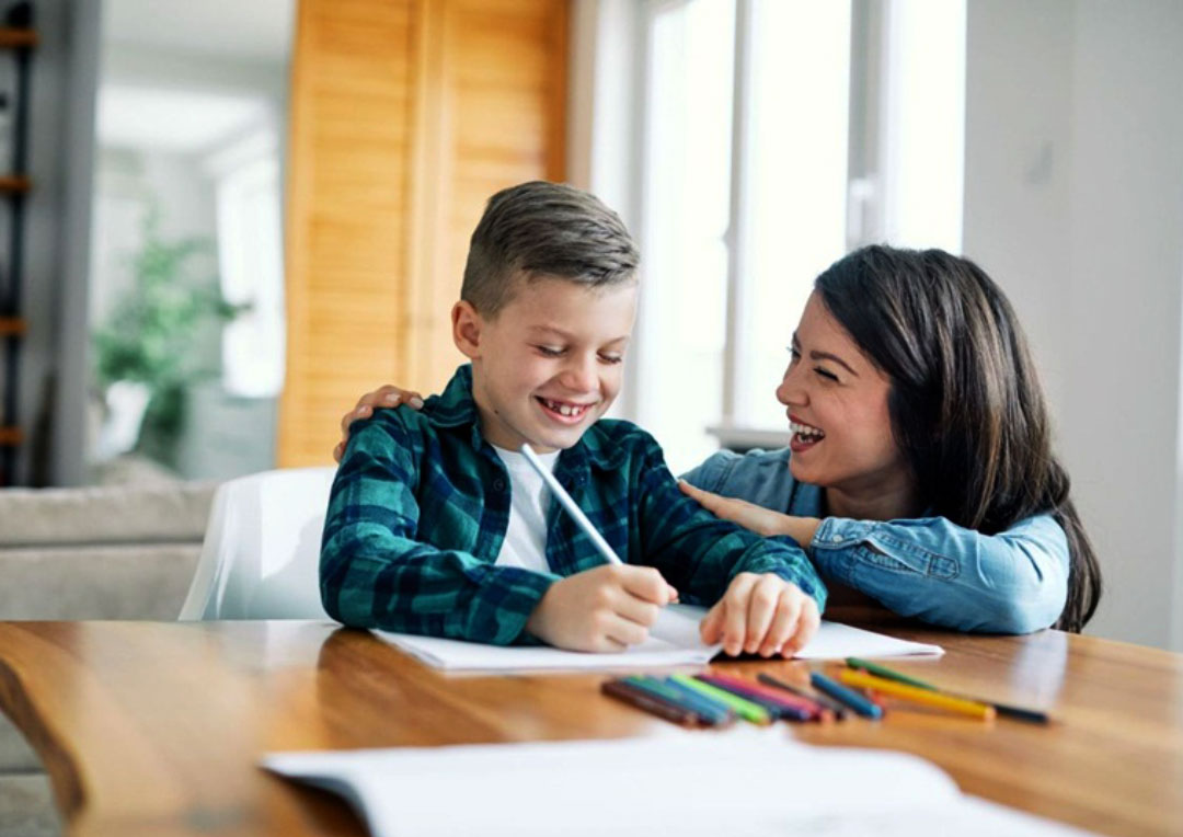 menino estudando com a professora