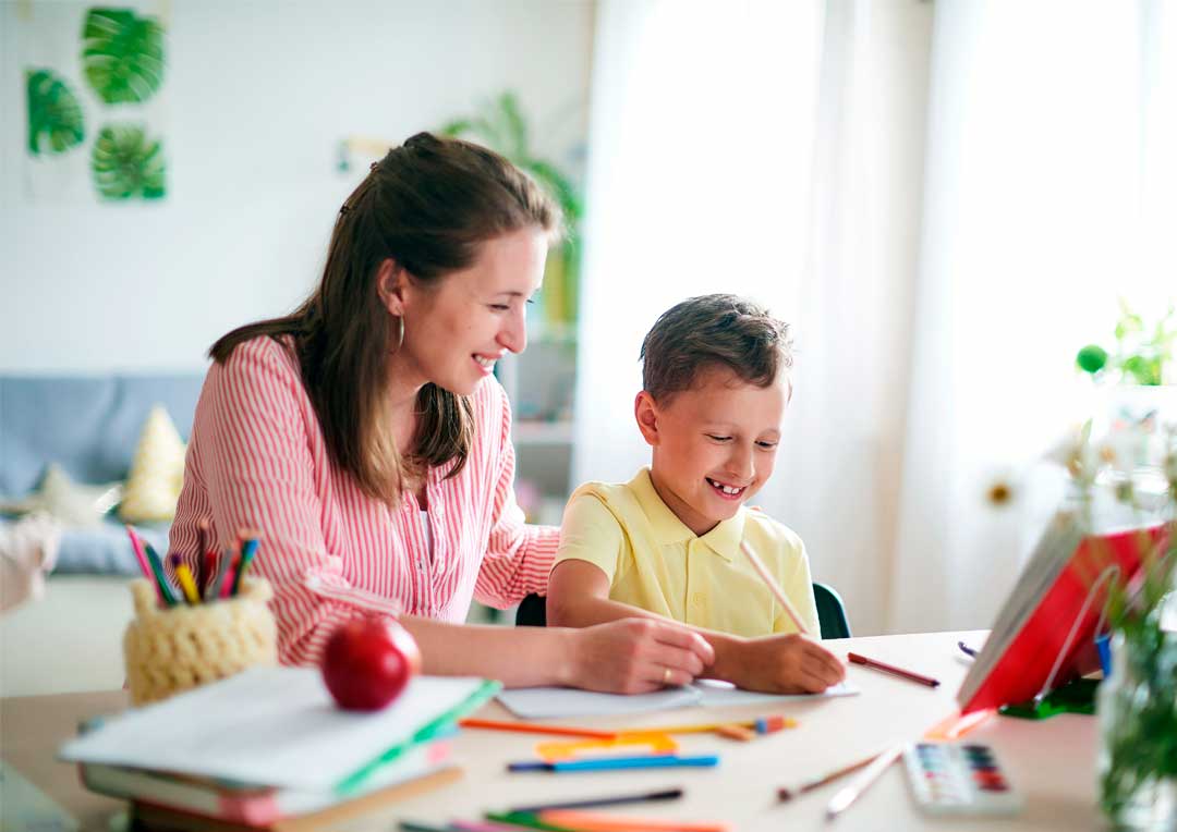 pai e mãe ajudando filhos na lição de casa