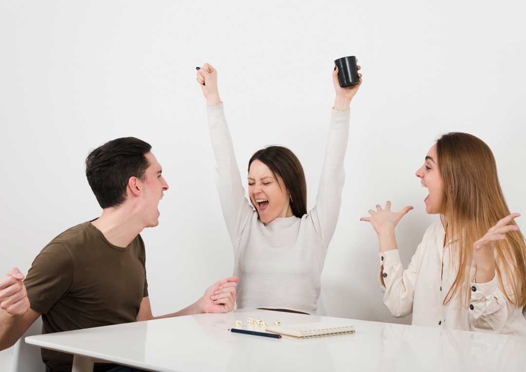 um homem e duas mulheres sentados e felizes