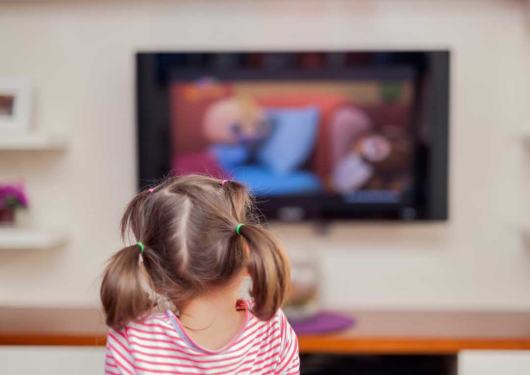 criança assistindo televisão