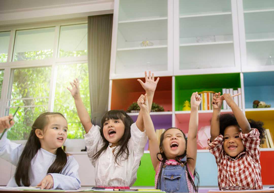 grupo de crianças felizes na sala de aula