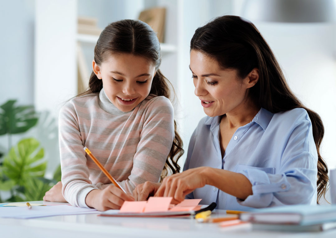 mãe orientando a filha nos estudos