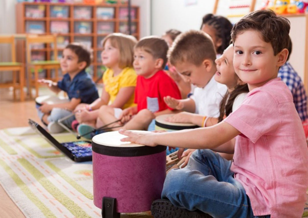 criancas tocando instrumentos musicais