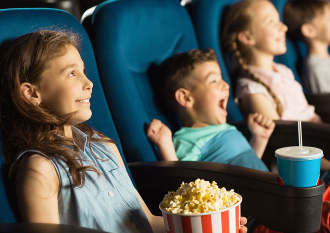 crianças felizes no cinema