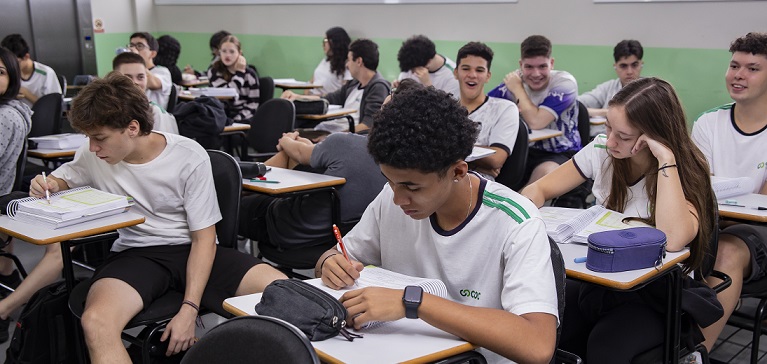 grupos de alunos juntos