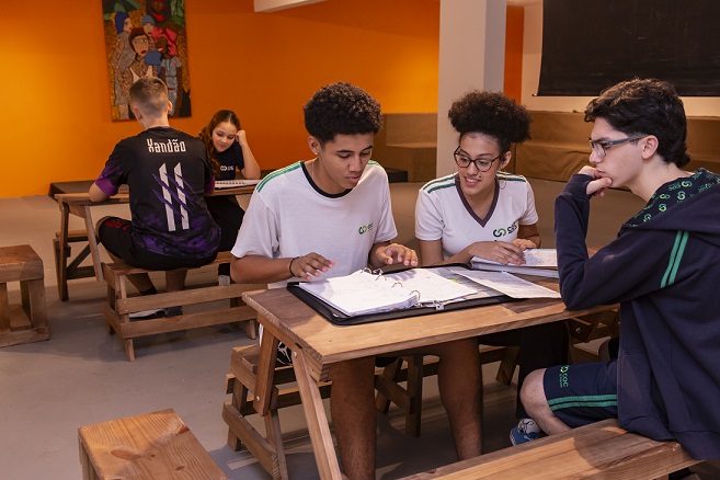 grupos de alunos juntos do médio