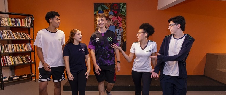 grupos de alunos juntos do médio