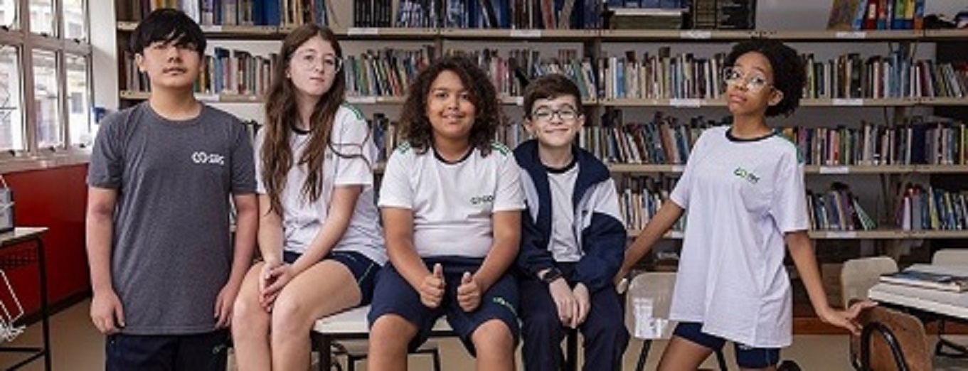 grupos de alunos juntos do fundamental 1